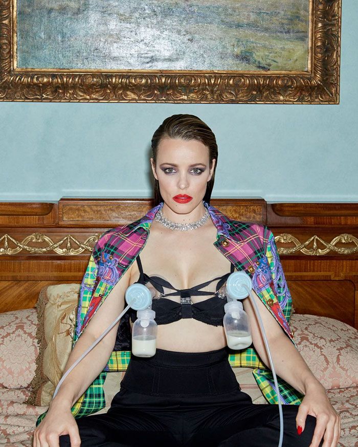 Rachel McAdams pose vêtue de Versace tout en tirant du lait