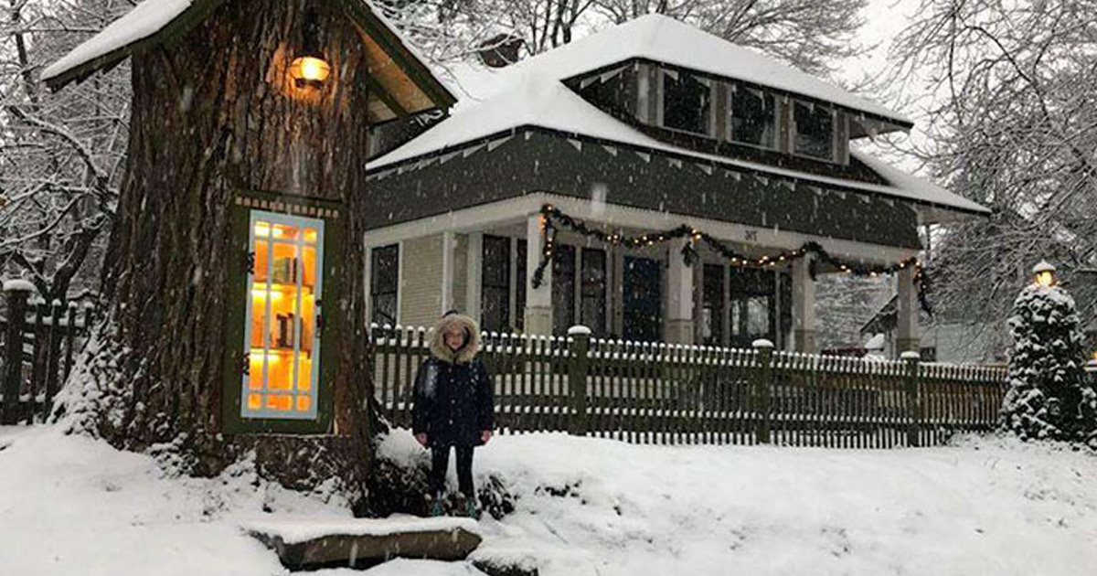 Une femme a transformé un arbre mort de 110 ans en une petite bibliothèque gratuite pour le quartier et il a l’air magique