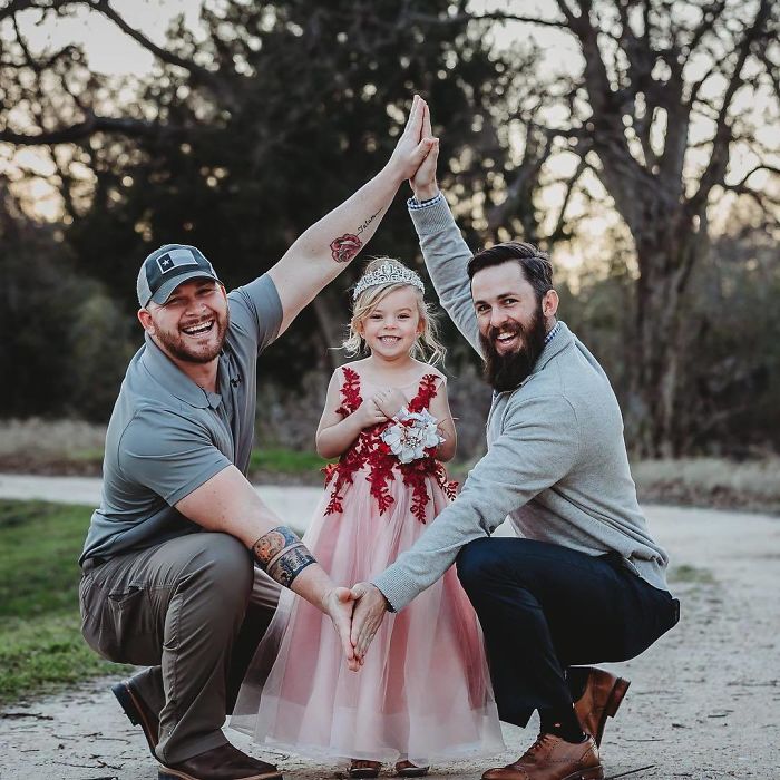 Cette fille et ses deux papas ont participé à une séance photo adorable, mais ce n’est pas un couple de même sexe