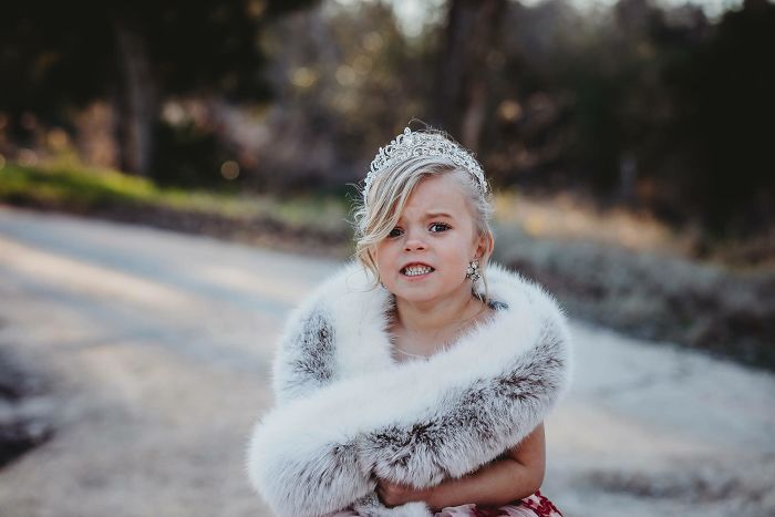 Cette fille et ses deux papas ont participé à une séance photo adorable, mais ce n’est pas un couple de même sexe