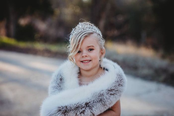Cette fille et ses deux papas ont participé à une séance photo adorable, mais ce n’est pas un couple de même sexe