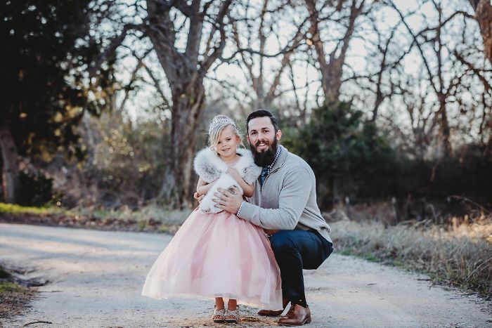 Cette fille et ses deux papas ont participé à une séance photo adorable, mais ce n’est pas un couple de même sexe
