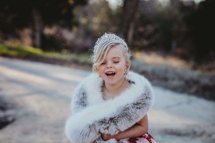 Cette fille et ses deux papas ont participé à une séance photo adorable, mais ce n’est pas un couple de même sexe