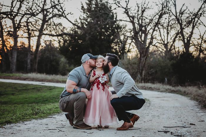 Cette fille et ses deux papas ont participé à une séance photo adorable, mais ce n’est pas un couple de même sexe