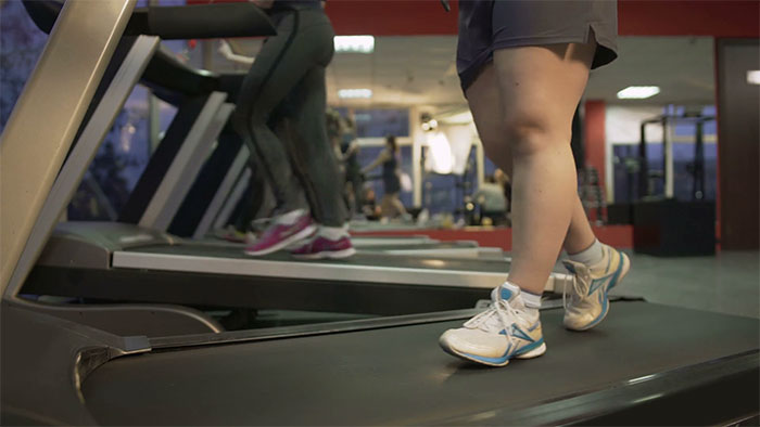 Des brutes ont ridiculisé et filmé une femme qui essayait de perdre du poids à la salle de sport, alors cette inconnue l’a vengée