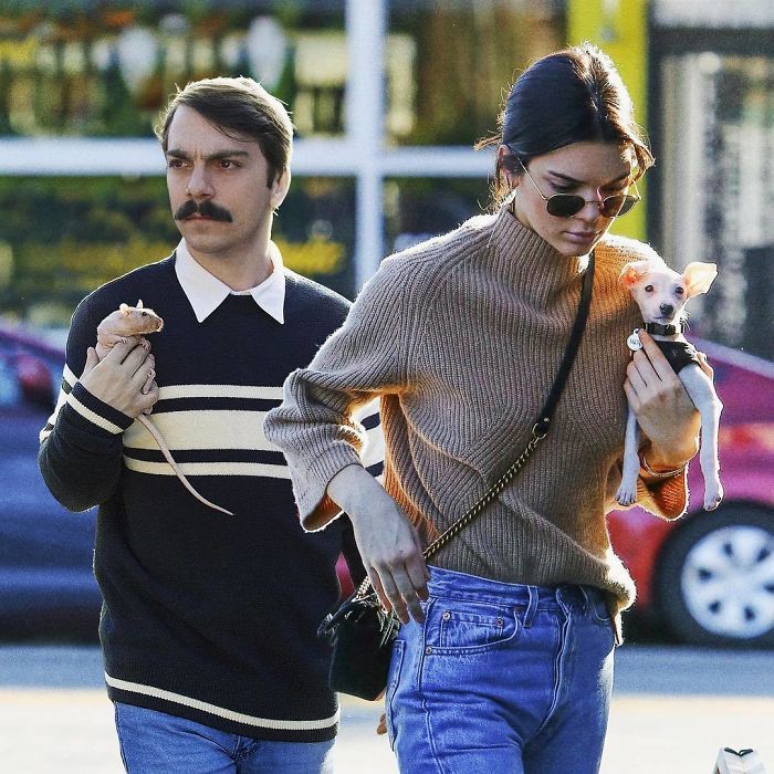 Ce gars n’arrête pas de se photoshoper dans les photos de Kendall Jenner et ça les rend 10 fois mieux (29 images)