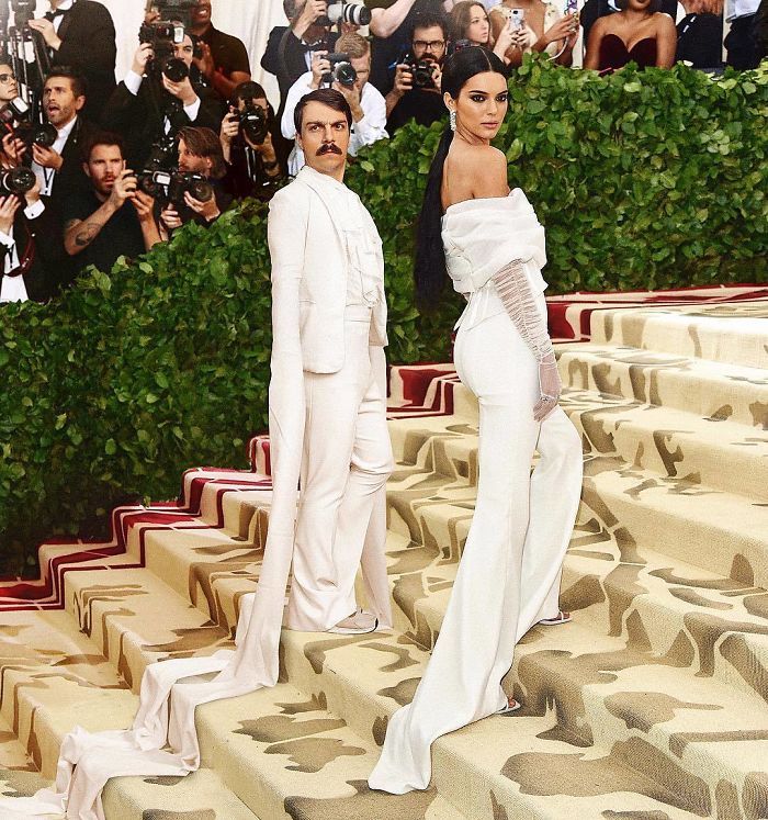 Ce gars n’arrête pas de se photoshoper dans les photos de Kendall Jenner et ça les rend 10 fois mieux (29 images)