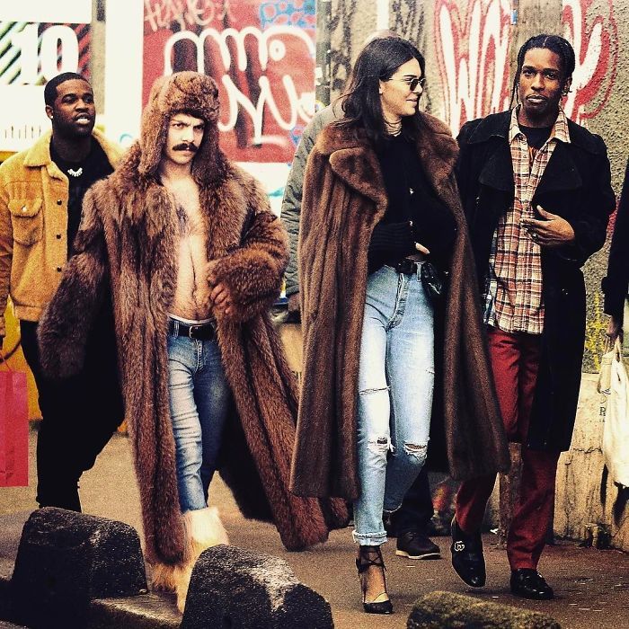 Ce gars n’arrête pas de se photoshoper dans les photos de Kendall Jenner et ça les rend 10 fois mieux (29 images)