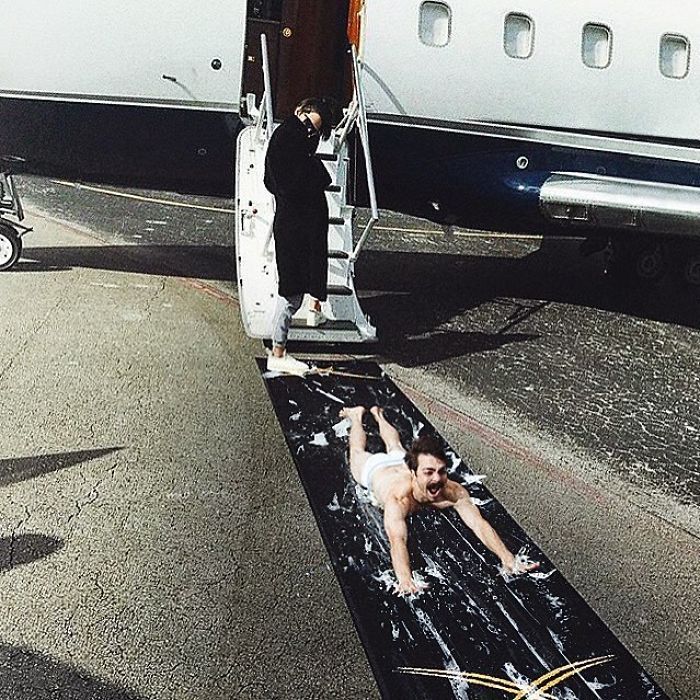 Ce gars n’arrête pas de se photoshoper dans les photos de Kendall Jenner et ça les rend 10 fois mieux (29 images)