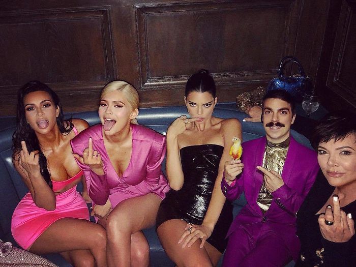 Ce gars n’arrête pas de se photoshoper dans les photos de Kendall Jenner et ça les rend 10 fois mieux (29 images)