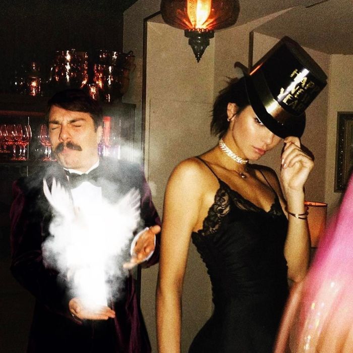 Ce gars n’arrête pas de se photoshoper dans les photos de Kendall Jenner et ça les rend 10 fois mieux (29 images)