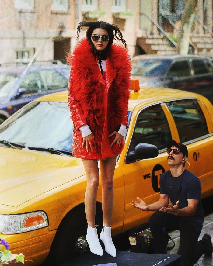 Ce gars n’arrête pas de se photoshoper dans les photos de Kendall Jenner et ça les rend 10 fois mieux (29 images)