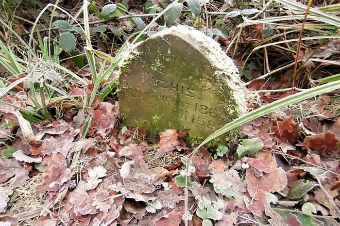 Un homme découvre une pierre tombale de 130 ans dans les bois et y trouve un curieux message en la nettoyant