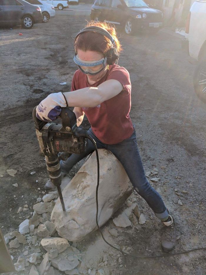 Cette géologue a pris sa revanche sur un voisin saoul qui a bloqué sa voiture avec une immense roche