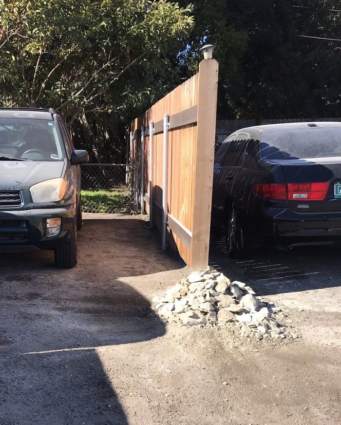 Cette géologue a pris sa revanche sur un voisin saoul qui a bloqué sa voiture avec une immense roche
