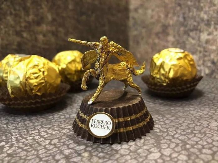 Cet artiste chinois crée de minuscules sculptures à l’aide d’emballages Ferrero Rocher (28 images)