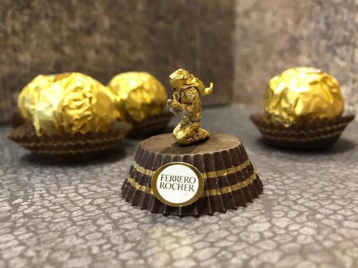 Cet artiste chinois crée de minuscules sculptures à l’aide d’emballages Ferrero Rocher (28 images)