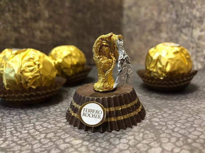 Cet artiste chinois crée de minuscules sculptures à l’aide d’emballages Ferrero Rocher (28 images)