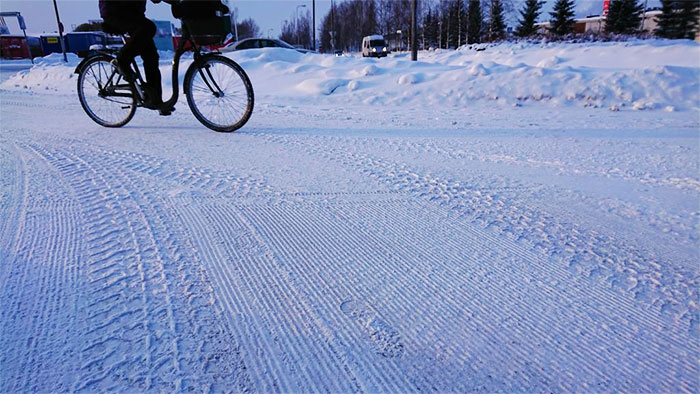 En Finlande, les enfants continuent d’aller à l’école à vélo même lorsqu’il fait -17 °C et c’est une leçon pour nous tous
