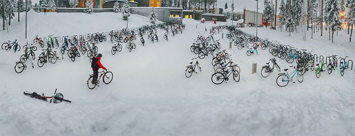 En Finlande, les enfants continuent d’aller à l’école à vélo même lorsqu’il fait -17 °C et c’est une leçon pour nous tous