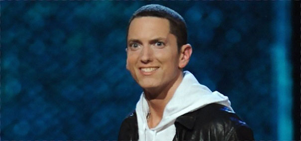 Ce gars fait « sourire » Eminem en photoshopant ses photos et elles sont mieux maintenant (14 images)