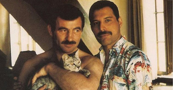 20 photos de Freddie Mercury et ses chats qu’il aimait et traitait comme ses propres enfants ! By Ipnoze.com Freddie-mercury-chats-012