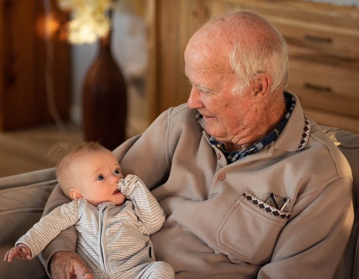 Les grands-parents qui gardent leurs petits-enfants vivent plus longtemps, selon la science