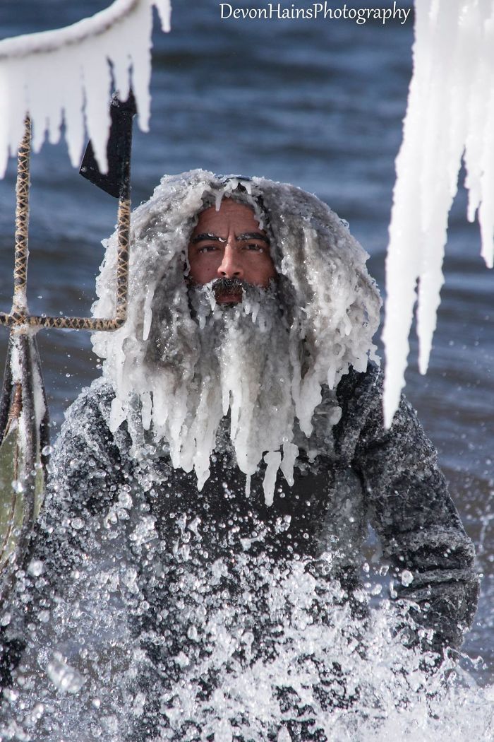 Ces surfeurs ont appris de façon brutale ce qui arrive quand tu fais du surf pendant un vortex polaire (18 photos) By Ipnoze.com Surf-hiver-vortex-polaire-devon-hains-photography-lac-superieur-michigan-001