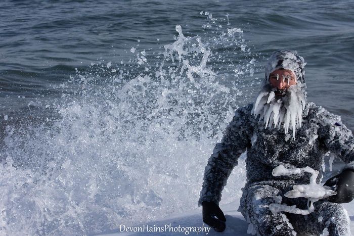 Ces surfeurs ont appris de façon brutale ce qui arrive quand tu fais du surf pendant un vortex polaire (18 photos) By Ipnoze.com Surf-hiver-vortex-polaire-devon-hains-photography-lac-superieur-michigan-002