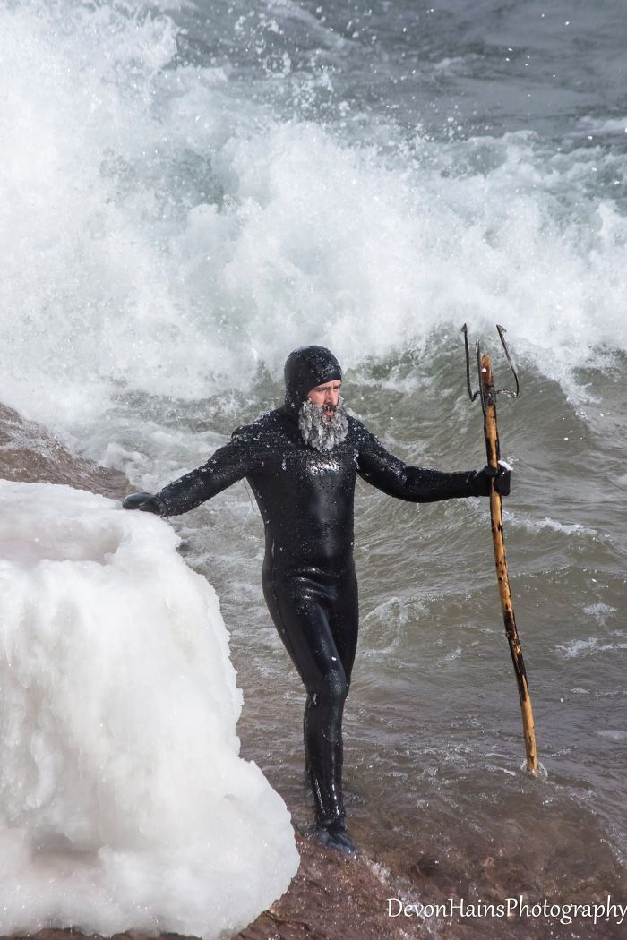 Ces surfeurs ont appris de façon brutale ce qui arrive quand tu fais du surf pendant un vortex polaire (18 photos) By Ipnoze.com Surf-hiver-vortex-polaire-devon-hains-photography-lac-superieur-michigan-004