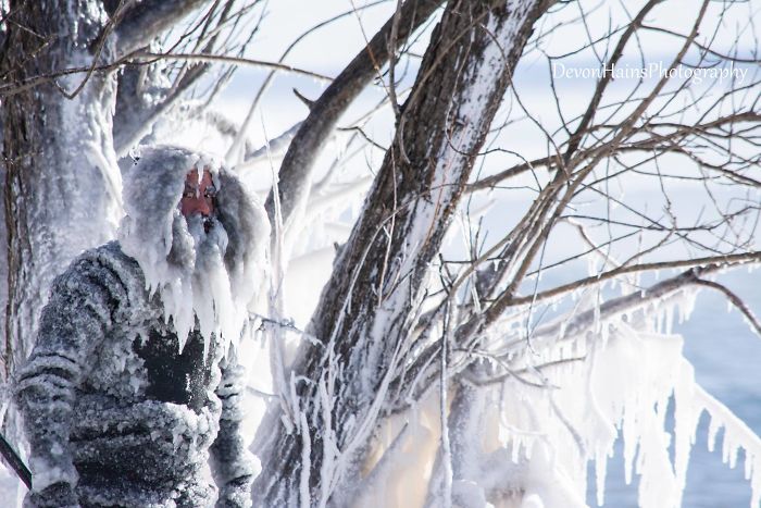 Ces surfeurs ont appris de façon brutale ce qui arrive quand tu fais du surf pendant un vortex polaire (18 photos) By Ipnoze.com Surf-hiver-vortex-polaire-devon-hains-photography-lac-superieur-michigan-005