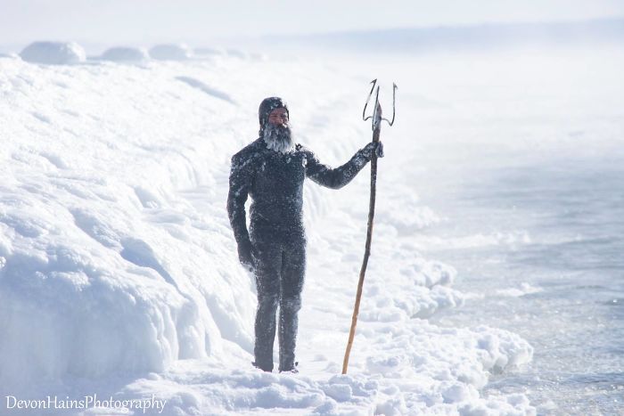 Ces surfeurs ont appris de façon brutale ce qui arrive quand tu fais du surf pendant un vortex polaire (18 photos) By Ipnoze.com Surf-hiver-vortex-polaire-devon-hains-photography-lac-superieur-michigan-007