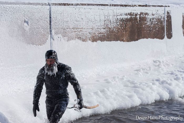 Ces surfeurs ont appris de façon brutale ce qui arrive quand tu fais du surf pendant un vortex polaire (18 photos) By Ipnoze.com Surf-hiver-vortex-polaire-devon-hains-photography-lac-superieur-michigan-008