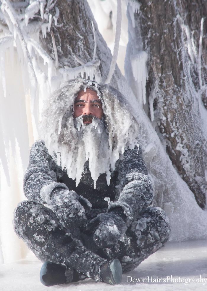 Ces surfeurs ont appris de façon brutale ce qui arrive quand tu fais du surf pendant un vortex polaire (18 photos) By Ipnoze.com Surf-hiver-vortex-polaire-devon-hains-photography-lac-superieur-michigan-010