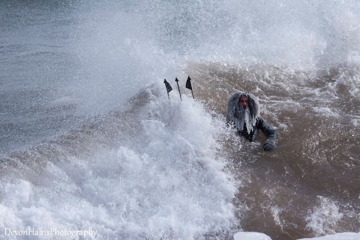 Ces surfeurs ont appris de façon brutale ce qui arrive quand tu fais du surf pendant un vortex polaire (18 photos) By Ipnoze.com Surf-hiver-vortex-polaire-devon-hains-photography-lac-superieur-michigan-011