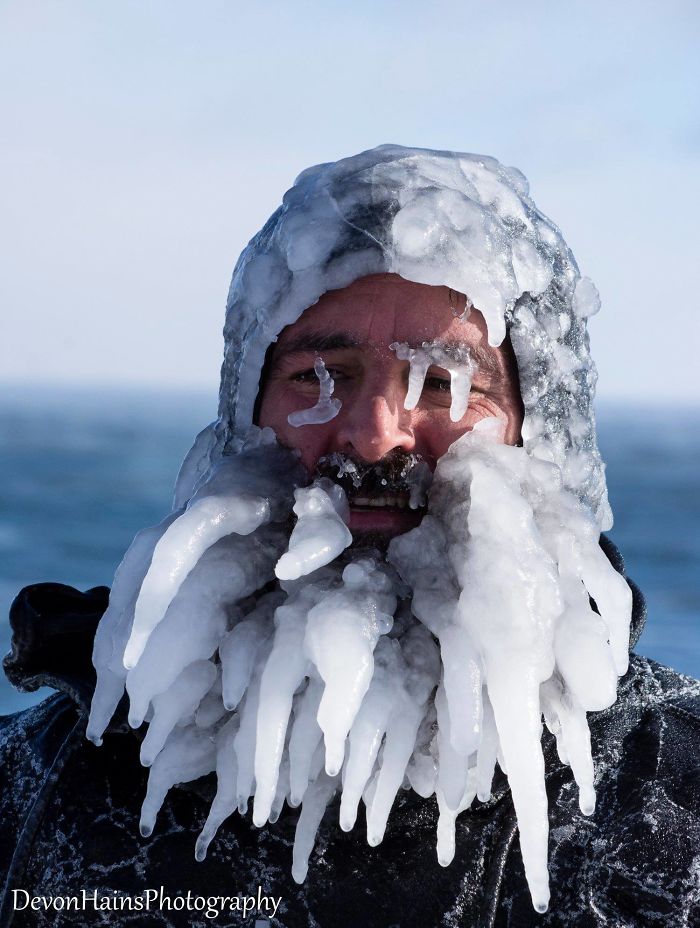 Ces surfeurs ont appris de façon brutale ce qui arrive quand tu fais du surf pendant un vortex polaire (18 photos) By Ipnoze.com Surf-hiver-vortex-polaire-devon-hains-photography-lac-superieur-michigan-012