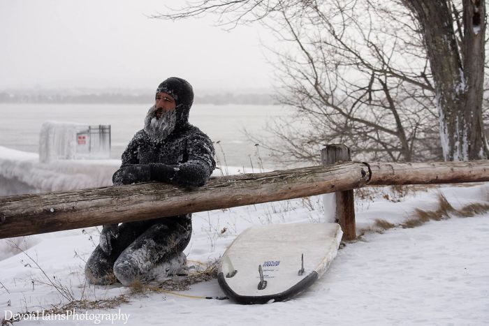 Ces surfeurs ont appris de façon brutale ce qui arrive quand tu fais du surf pendant un vortex polaire (18 photos) By Ipnoze.com Surf-hiver-vortex-polaire-devon-hains-photography-lac-superieur-michigan-014