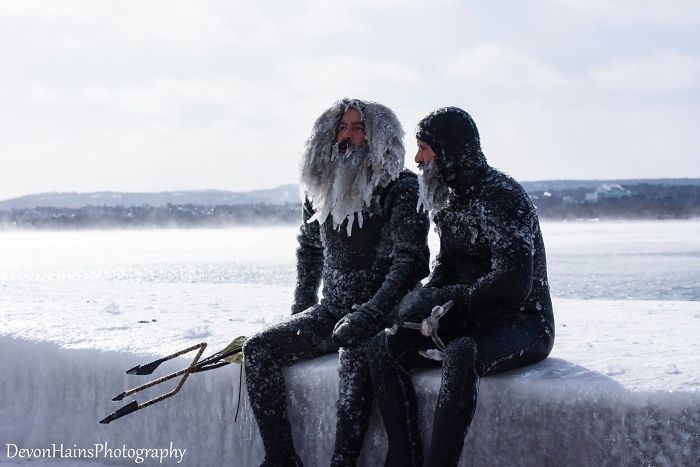 Ces surfeurs ont appris de façon brutale ce qui arrive quand tu fais du surf pendant un vortex polaire (18 photos) By Ipnoze.com Surf-hiver-vortex-polaire-devon-hains-photography-lac-superieur-michigan-016