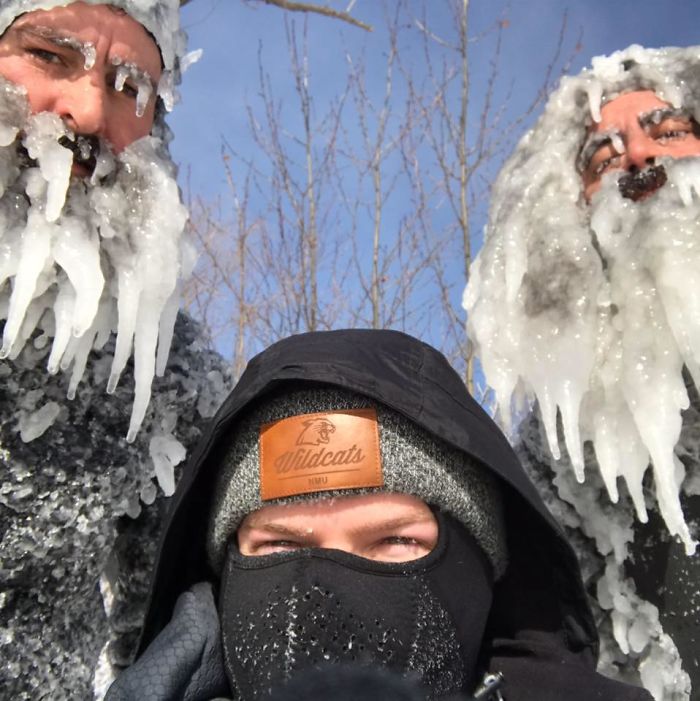 Ces surfeurs ont appris de façon brutale ce qui arrive quand tu fais du surf pendant un vortex polaire (18 photos) By Ipnoze.com Surf-hiver-vortex-polaire-devon-hains-photography-lac-superieur-michigan-018