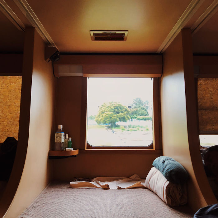 Les trains de nuit japonais ont l’air ordinaire de l’extérieur, mais l’intérieur est une oasis de paix