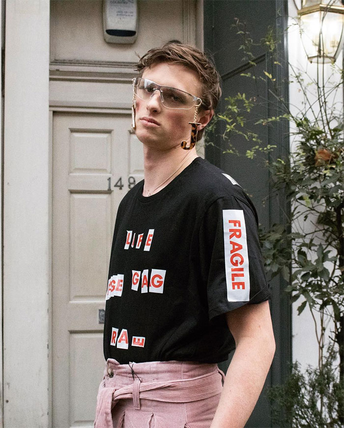Ce gars s’est délibérément habillé le plus bêtement possible pour la Fashion Week de Londres et a été accueilli comme un mannequin célèbre