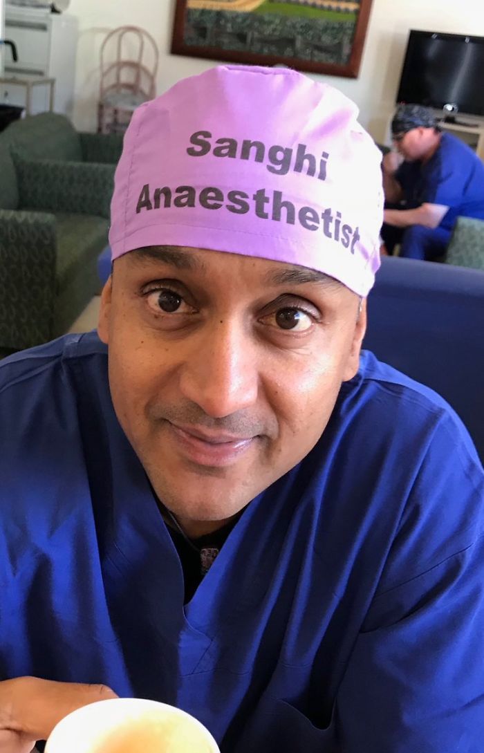 La décision « maladroite » d’un médecin d’écrire son nom sur son bonnet de bloc est en train de changer la sécurité dans les hôpitaux du monde entier