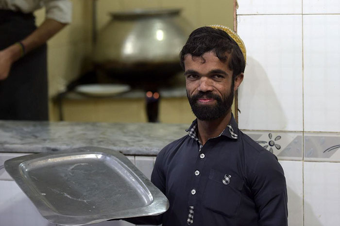 Quelqu’un a réalisé que ce serveur pakistanais ressemble à Tyrion Lannister de Game of Thrones et les affaires ont explosé grâce à lui