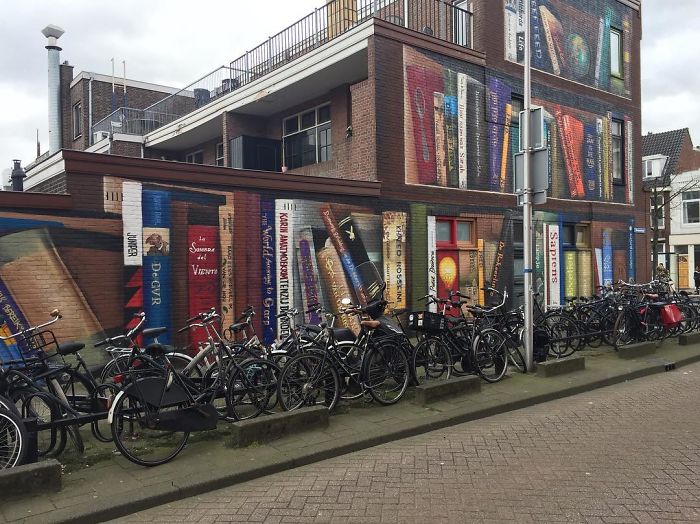 Des artistes ont peint une bibliothèque géante sur un immeuble d’appartements qui présente les livres préférés des résidents