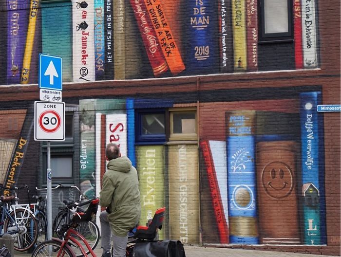 Des artistes ont peint une bibliothèque géante sur un immeuble d’appartements qui présente les livres préférés des résidents