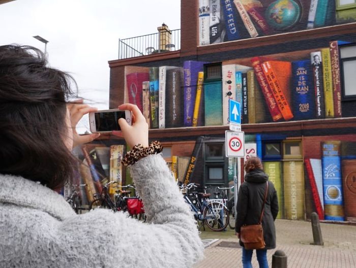 Des artistes ont peint une bibliothèque géante sur un immeuble d’appartements qui présente les livres préférés des résidents