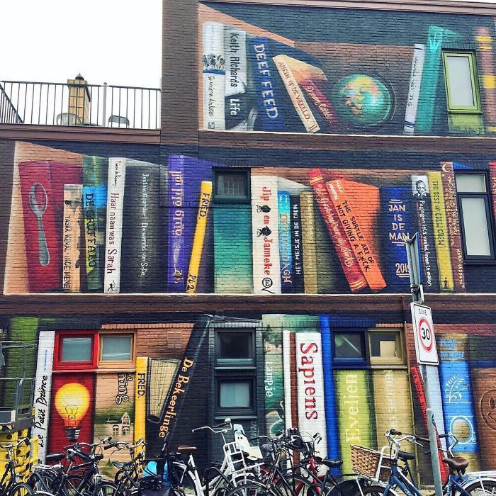 Des artistes ont peint une bibliothèque géante sur un immeuble d’appartements qui présente les livres préférés des résidents