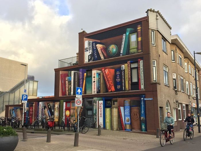 Des artistes ont peint une bibliothèque géante sur un immeuble d’appartements qui présente les livres préférés des résidents