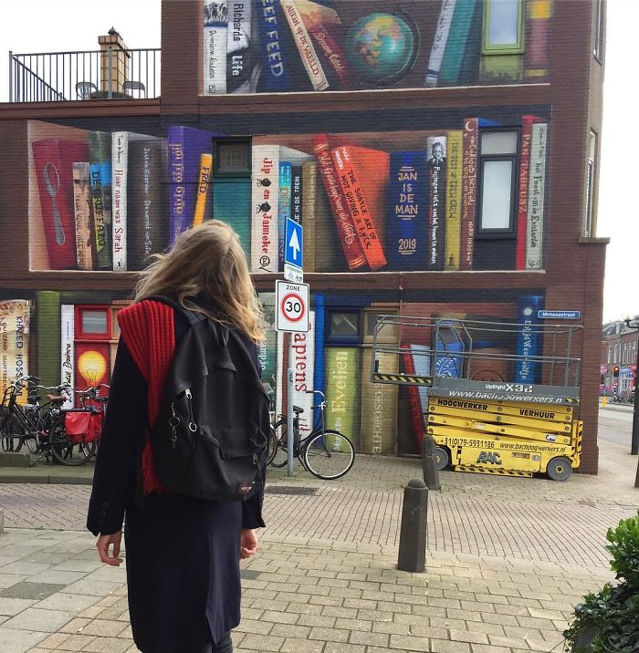 Des artistes ont peint une bibliothèque géante sur un immeuble d’appartements qui présente les livres préférés des résidents