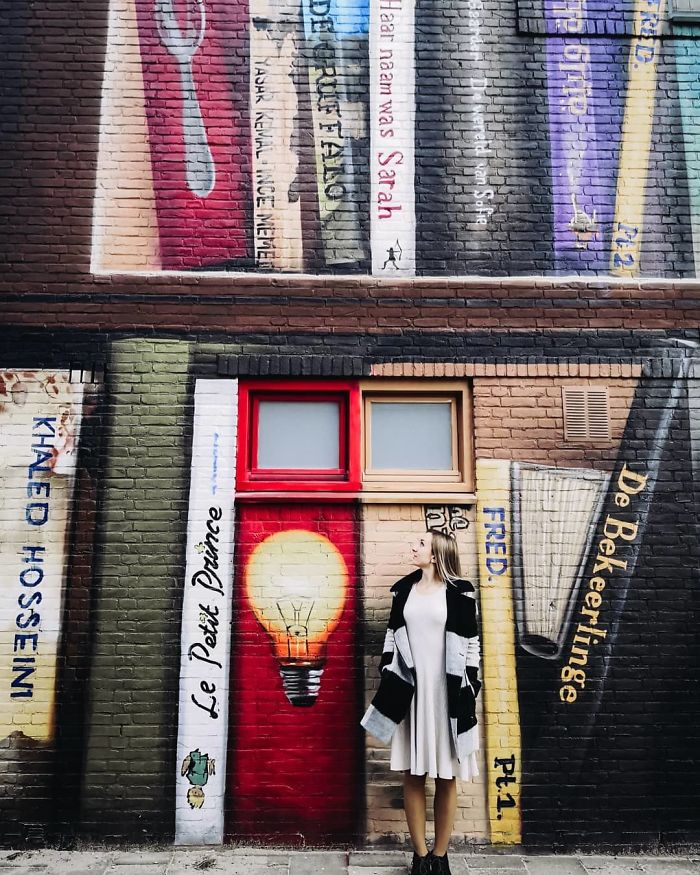 Des artistes ont peint une bibliothèque géante sur un immeuble d’appartements qui présente les livres préférés des résidents
